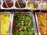 Kuva salaattipöydästä